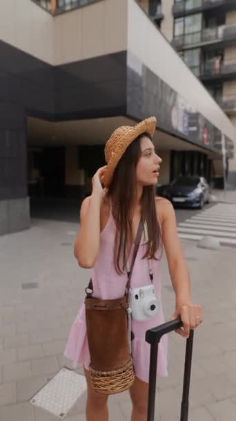 Egy Pár Barát Mindketten Gyönyörűek Beszélgetnek Miközben Sétálnak Város Utcáin — Stock videók