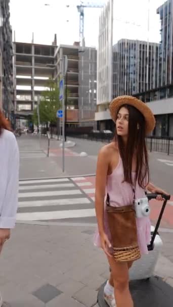 Két Színes Fiatal Hölgy Bolyong Város Utcáin Egy Bőrönddel Személyes — Stock videók