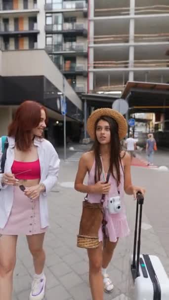 Ein Paar Animierter Junger Damen Schlängelt Sich Mit Einem Koffer — Stockvideo