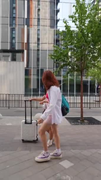 Élénk Fiatal Hölgyek Sétálnak Szabadon Város Utcáin Egy Bőrönddel Holmijaikkal — Stock videók