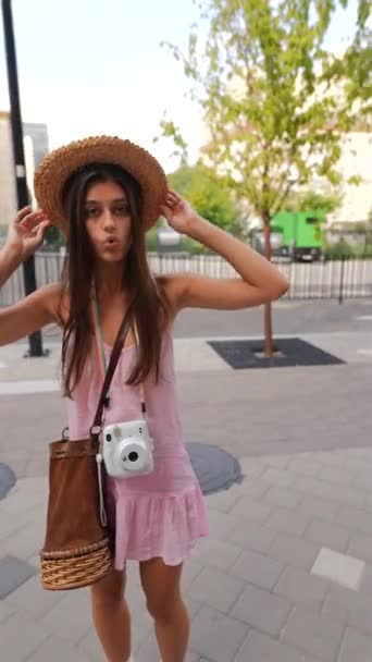 Attraktiv Hattbärande Ung Flicka Med Kamera Utforskar Stadens Gator Högkvalitativ — Stockvideo