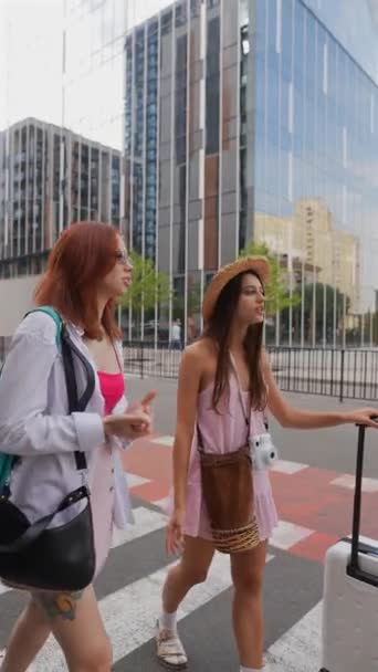 Дві Блискучі Молоді Дівчата Прогулюються Міських Вулицях Валізою Речами Високоякісні — стокове відео