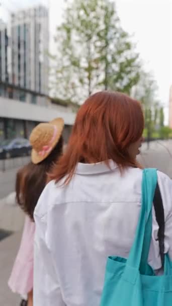 Ein Duo Temperamentvoller Junger Damen Wandert Durch Die Straßen Der — Stockvideo