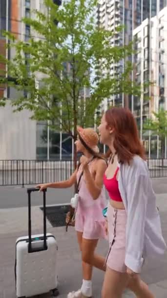Çekici Genç Kadınlar Bir Bavul Çantalarla Birlikte Şehir Sokaklarında Yürüyor — Stok video