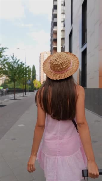 Wspaniałe Młode Dziewczyny Idą Ulicami Miasta Każda Walizką Torbami Wysokiej — Wideo stockowe