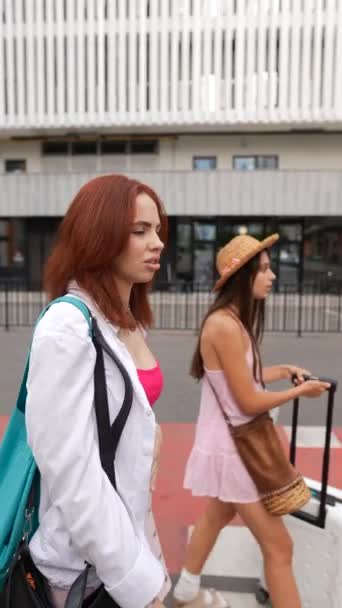 アニメの若い女性のペアは スーツケースとアイテムで街の通りを駆け抜けています 高品質の4K映像 — ストック動画