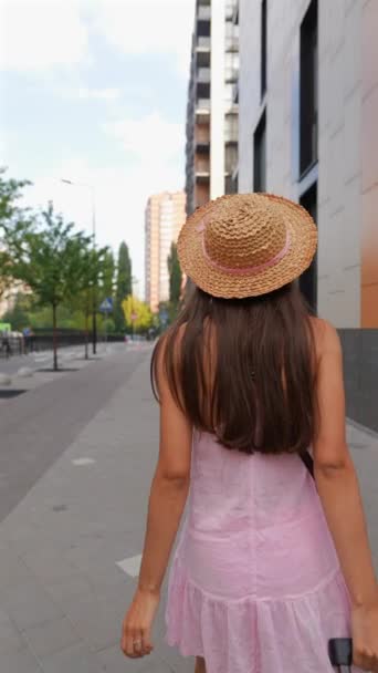 Ошеломляющие Юные Леди Ходят Улицам Города Таская Чемодан Сумки Высококачественные — стоковое видео
