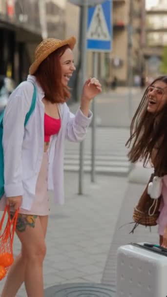 Parlak Genç Kızlar Ellerinde Bir Bavul Eşyayla Şehrin Sokaklarında Dolaşıyorlar — Stok video