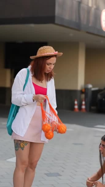 Μια Ζωντανή Νεαρή Γυναίκα Φορώντας Καπέλο Και Κρατώντας Φρούτα Ένα — Αρχείο Βίντεο