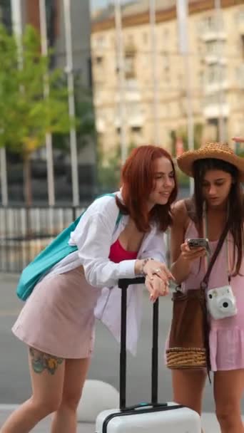 Дві Енергійні Молоді Жінки Валізами Буксирі Знаходяться Вулиці Використовуючи Свої — стокове відео