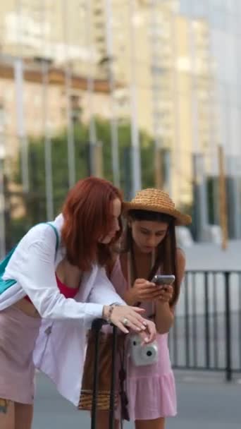 Két Vonzó Fiatal Barát Társalog Város Utcáin Kiváló Minőségű Felvételek — Stock videók