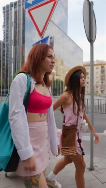 Két Élénk Fiatal Barát Bőröndökkel Táskákkal Sétálgat Város Utcáin Kiváló — Stock videók