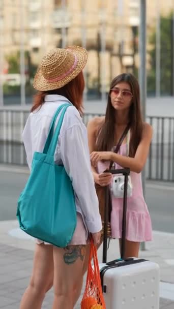 Яскраві Молоді Дівчата Прогулюються Міськими Вулицями Валізою Речами Високоякісні Кадри — стокове відео