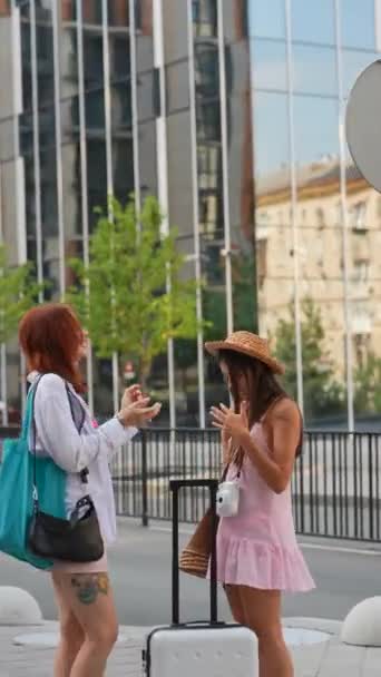 Két Gyönyörű Fiatal Barát Beszélget Város Utcáin Kiváló Minőségű Felvételek — Stock videók