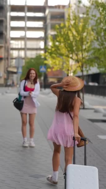 Dua Teman Muda Dan Cantik Dengan Tas Dan Koper Berbicara — Stok Video