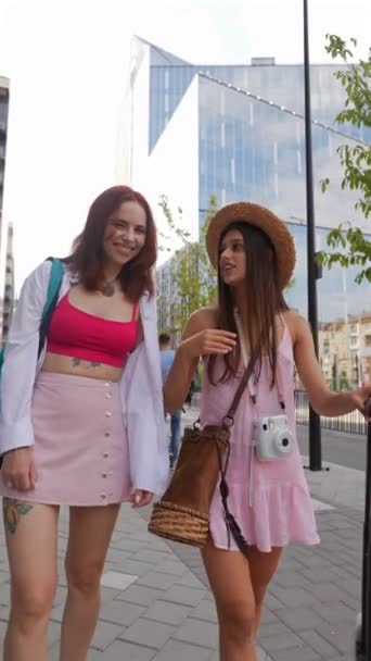 Városi Táj Közepette Két Lenyűgöző Fiatal Csomagokkal Táskákkal Tárgyal Kiváló — Stock videók
