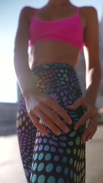 Rozkošný Fitness Nadšenec Živém Sportovním Oblečení Rozehřívá Před Jejím Pouličním — Stock video