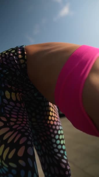 Ein Reizendes Fitnessorientiertes Mädchen Lebendiger Sportbekleidung Absolviert Auf Den Straßen — Stockvideo