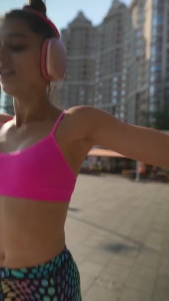 Sportovní Sluchátky Oděná Mladá Žena Věnuje Outdoorovým Tělesným Aktivitám Městském — Stock video