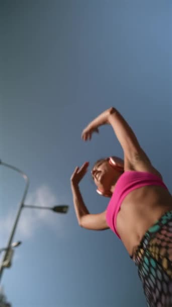 Une Jolie Femme Sportive Vêtements Sport Accrocheurs Est Représentée Partir — Video