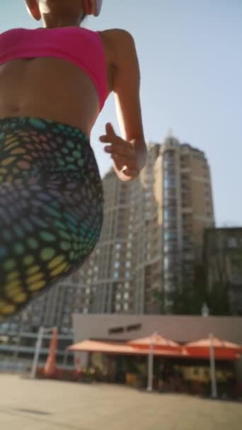 Rozkošný Fitness Nadšenec Sportovním Oblečení Sluchátka Zahřívá Před Jejím Pouličním — Stock video