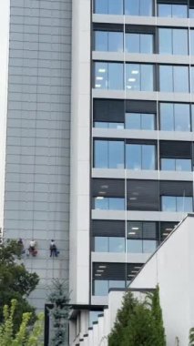 Cam temizleyicileri yüksek binalarda çalışıyor. Yüksek kalite 4k görüntü