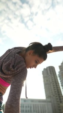 Parlak spor kıyafetleri içindeki çarpıcı genç bir bayan sokakta çalışırken alçak bir açıdan yakalandı. Yüksek kalite 4k görüntü