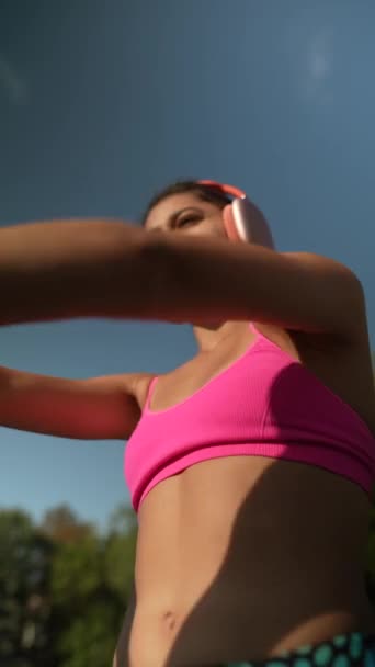 在这个阳光灿烂的城市 一位穿着运动服的年轻貌美的女士正在参加户外运动 高质量的4K镜头 — 图库视频影像