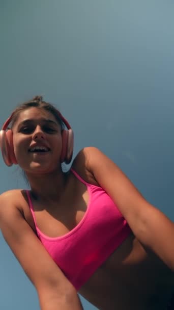 생생한 스포츠복을 아름답고 피트니스 중심의 소녀는 도시의 거리에서 따뜻한 일상에 — 비디오