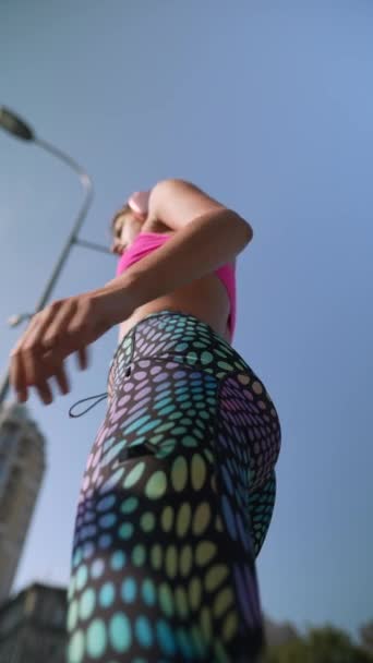 Aktivní Sportovkyně Která Nosí Sluchátka Dělá Svou Zahřívací Rutinu Městských — Stock video