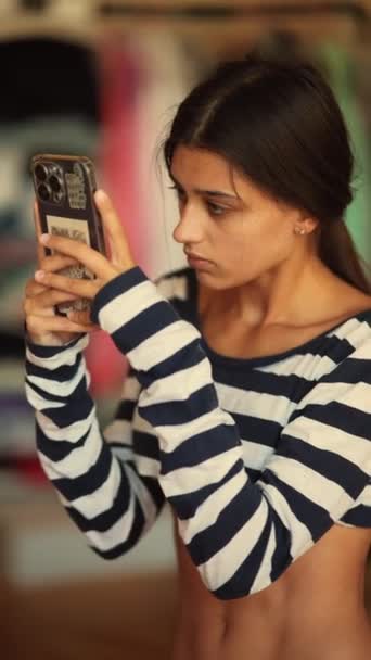 Den Unge Kvinde Snapper Selfie Sin Smartphone Derhjemme Efter Hendes – Stock-video