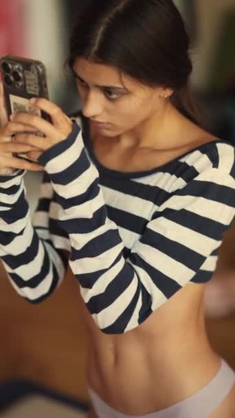 Casa Chica Está Tomando Una Selfie Con Teléfono Inteligente Después — Vídeo de stock