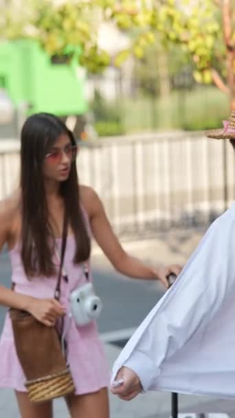 Doi Prieteni Tineri Frumoși Pungi Valiză Vorbesc Străzile Orașului Înregistrare — Videoclip de stoc