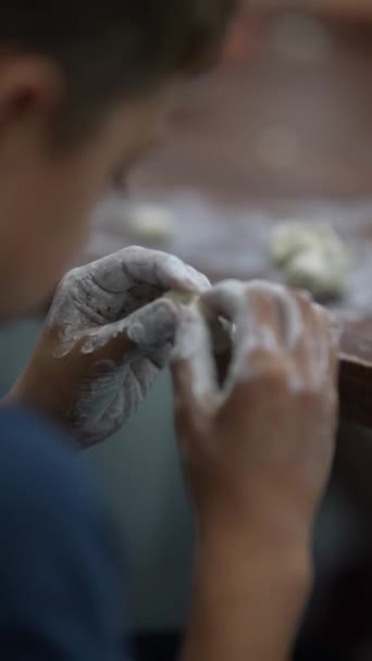 Fiatalok Agyaggal Alkotnak Kézműves Faasztalon Kiváló Minőségű Felvételek — Stock videók