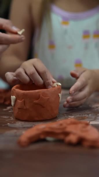 在木制工艺表面上 一个孩子在雕刻粘土雕像 高质量的4K镜头 — 图库视频影像