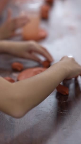 Dziecko Kształtuje Figurki Gliny Drewnianym Stole Rzemieślniczym Wysokiej Jakości Materiał — Wideo stockowe