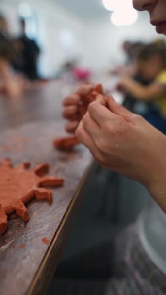 Παιδιά Ασχολούνται Πήλινες Εργασίες Στο Ξύλινο Τραπέζι Της Χειροτεχνίας Υψηλής — Αρχείο Βίντεο