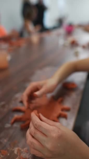 Les Enfants Utilisent Argile Sur Une Table Bois Artisanale Images — Video