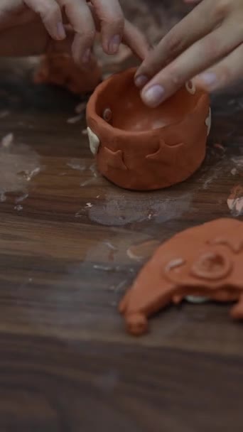 Egy Gyerek Agyagfigurákat Készít Egy Fából Készült Kézműves Asztalon Kiváló — Stock videók