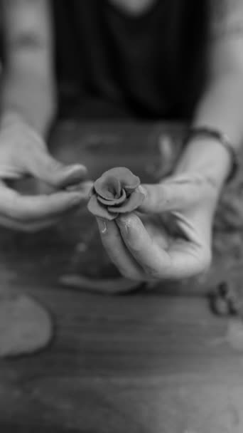 一个年轻的人正在木制的手工桌子上塑造粘土的形状 高质量的4K镜头 — 图库视频影像