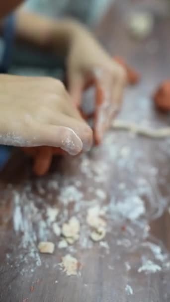 孩子们在木制的工艺桌上用粘土雕刻 高质量的4K镜头 — 图库视频影像