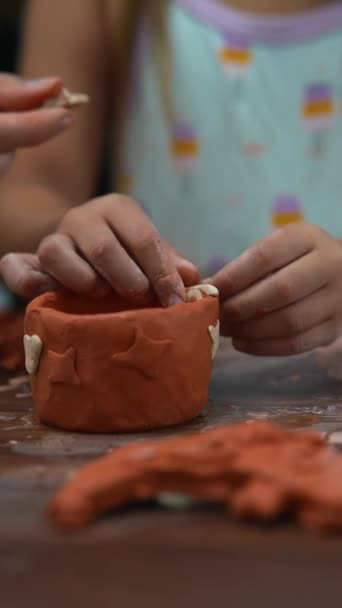 Στο Ξύλινο Τραπέζι Της Χειροτεχνίας Ένας Νεαρός Κατασκευάζει Πήλινα Ειδώλια — Αρχείο Βίντεο