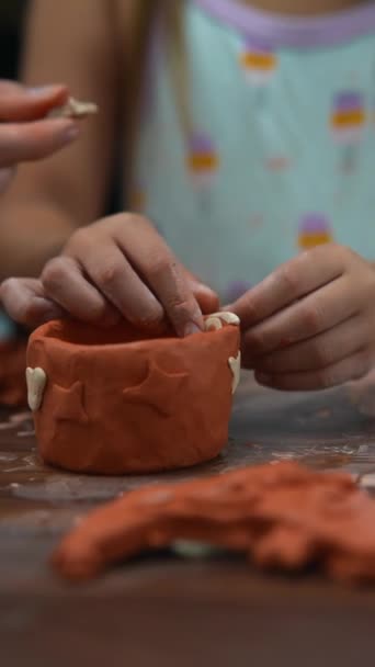 一个小孩正在木制的工艺桌上手工制作泥塑 高质量的4K镜头 — 图库视频影像
