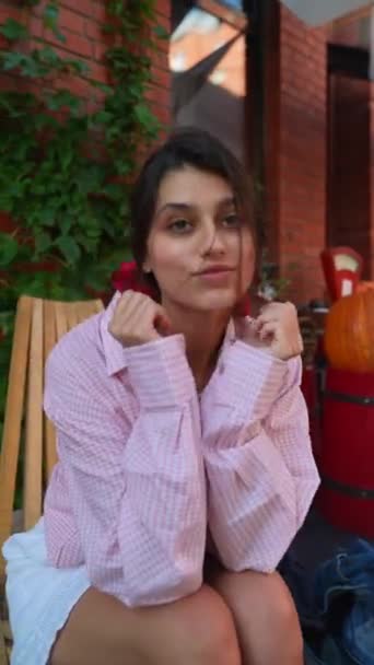 Uma Jovem Elegante Rosa Segurando Smartphone Passeando Pelo Mercado Agricultores — Vídeo de Stock