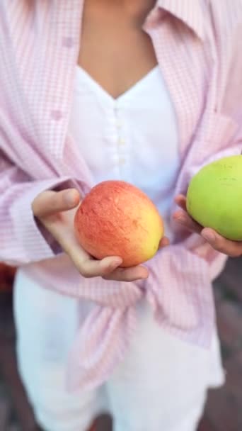 Strålande Ung Dam Som Fungerar Som Försäljare Utbildar Kunder Äppelsorter — Stockvideo