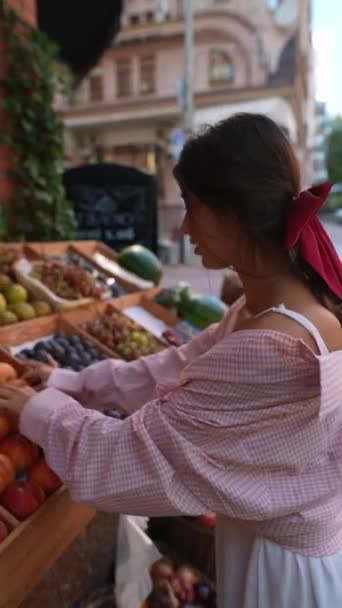 在欧洲的一家商店里 你可以看到一个活泼 头戴粉色蝴蝶结的女人在买水果 高质量的4K镜头 — 图库视频影像