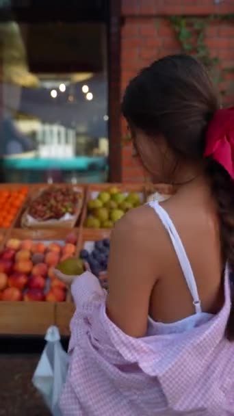 在欧洲农贸市场上 你可以看到一个穿着粉色衣服的可爱的年轻女子在买水果 高质量的4K镜头 — 图库视频影像