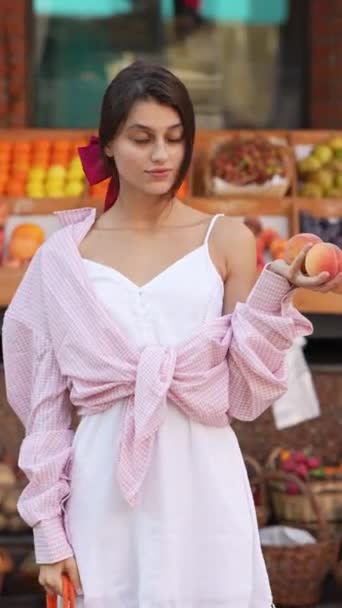 Фермерском Рынке Очаровательная Молодая Женщина Является Продавцом Фруктов Овощей Высококачественные — стоковое видео