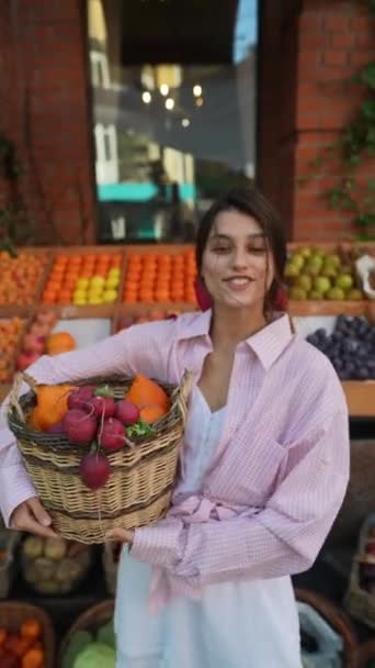 Europese Boerenmarkt Beschikt Een Charmante Jonge Vrouw Verkoper Met Een — Stockvideo