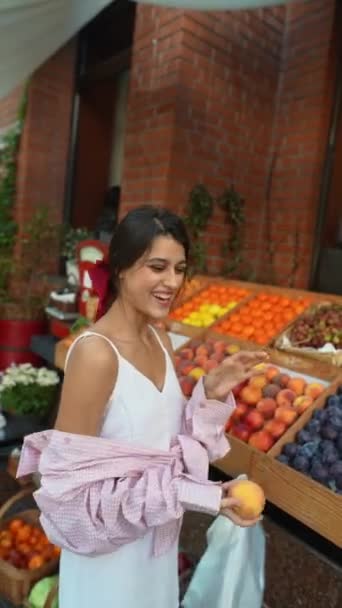 Mercado Agricultores Uma Jovem Linda Que Vende Frutas Legumes Imagens — Vídeo de Stock